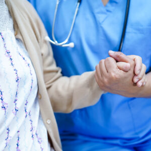 Atención y Apoyo en el Cuidado de la Etapa Final de la Vida en Domicilios e Instituciones